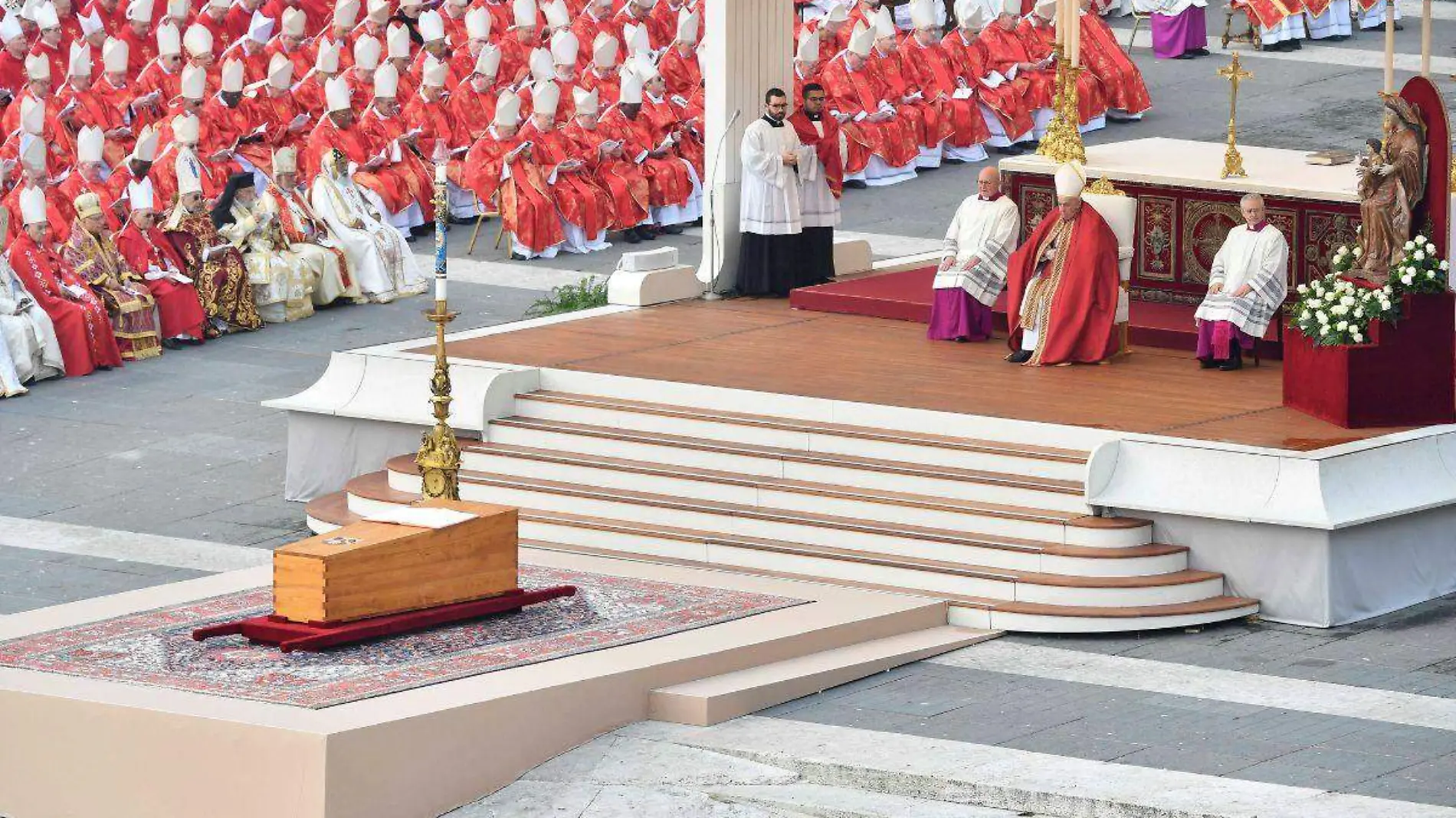 Despiden al papa emérito Benedicto XVI con funeral ante miles de fieles en el Vaticano 